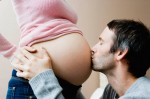 Mang thai cuối kỳ có nên gần gũi với chồng yêu?